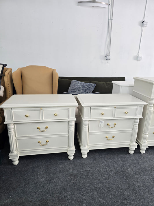 Pawama Jack solid wood cream lacquered pair of nightstands
