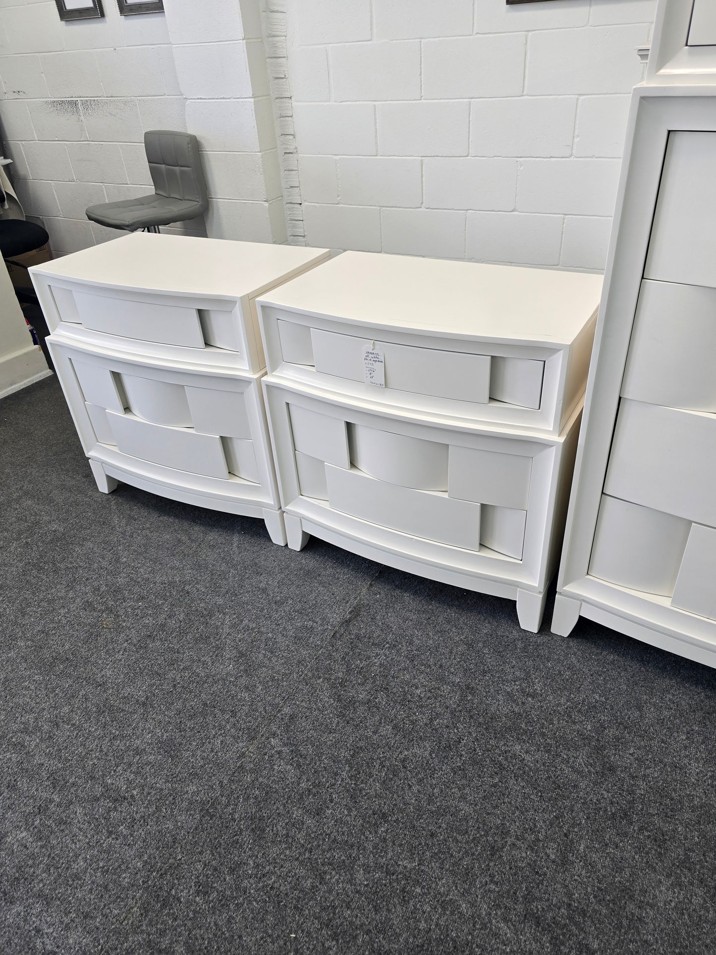 Havertys off white pair of nightstands