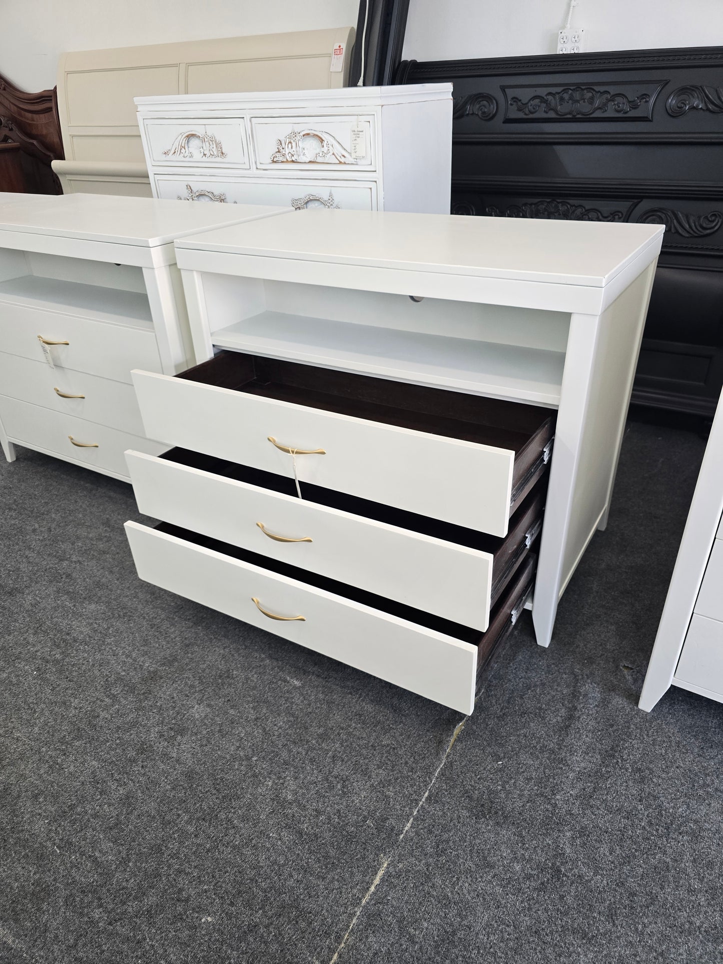 Alabaster 3 drawers dresser/stand