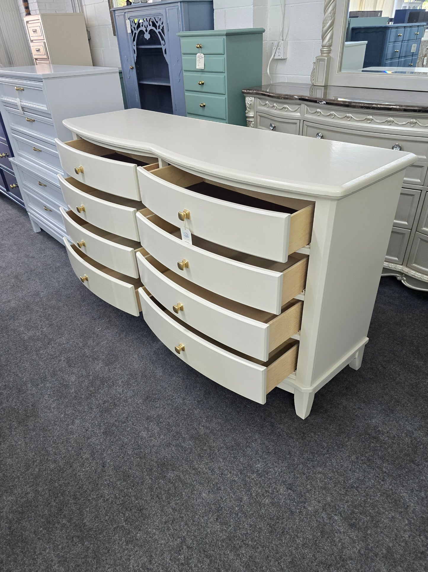 8 drawers cream lacquered dresser