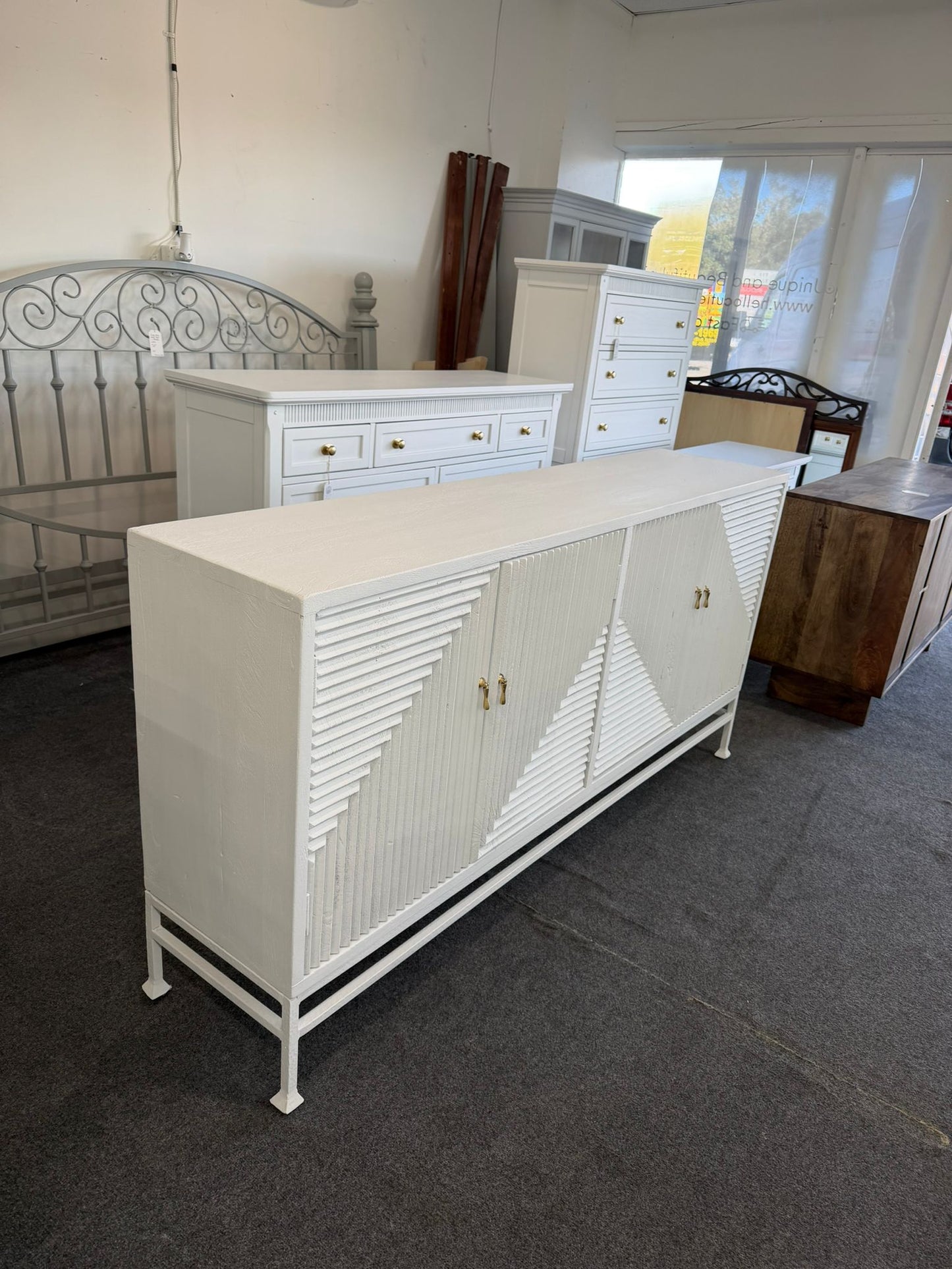 Gorgeous white lacquered 4 doors cabinet
