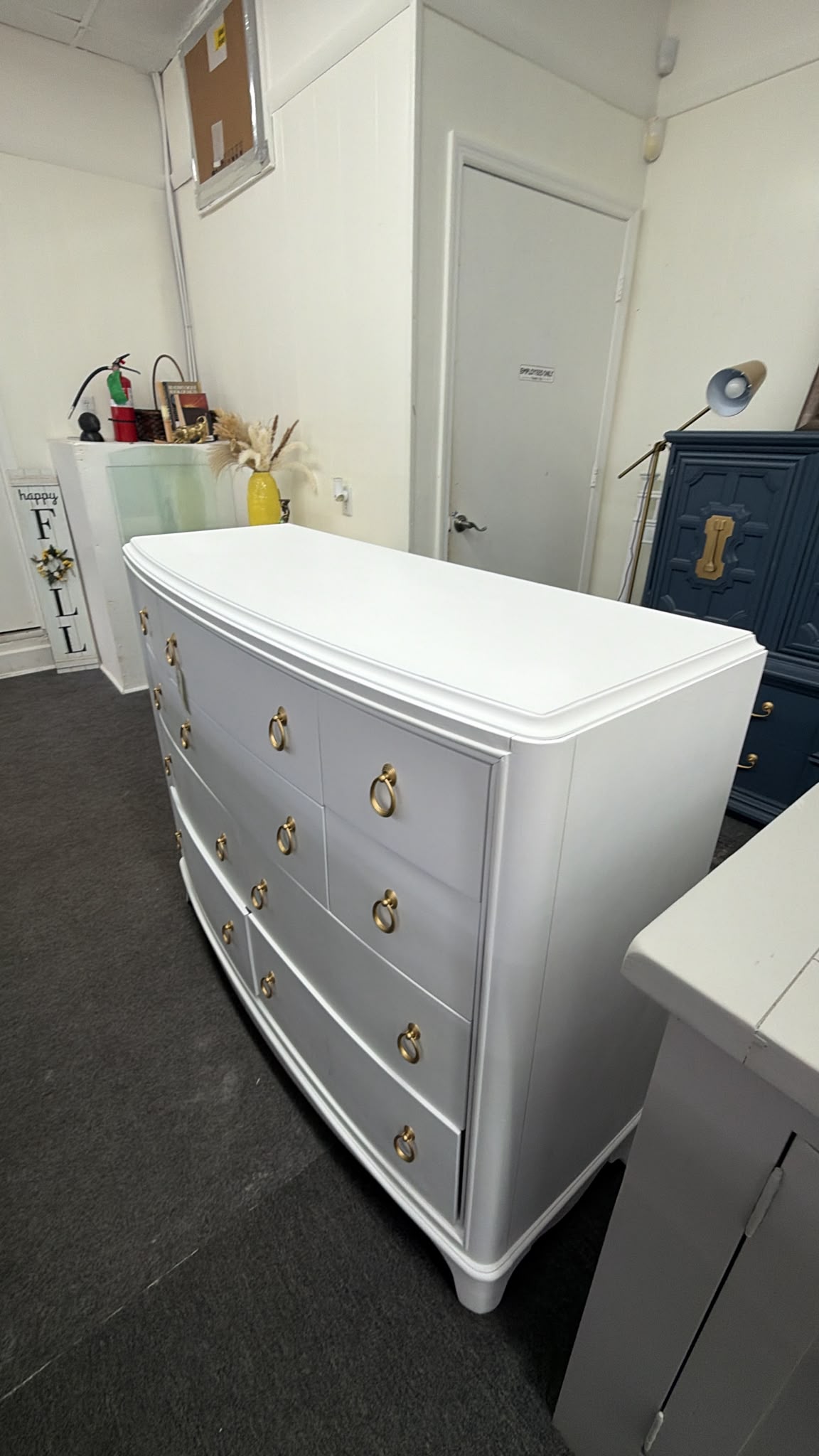 White lacquered 10 drawers dresser