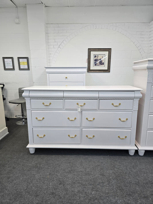 Beautiful pale pink 10 drawers dresser