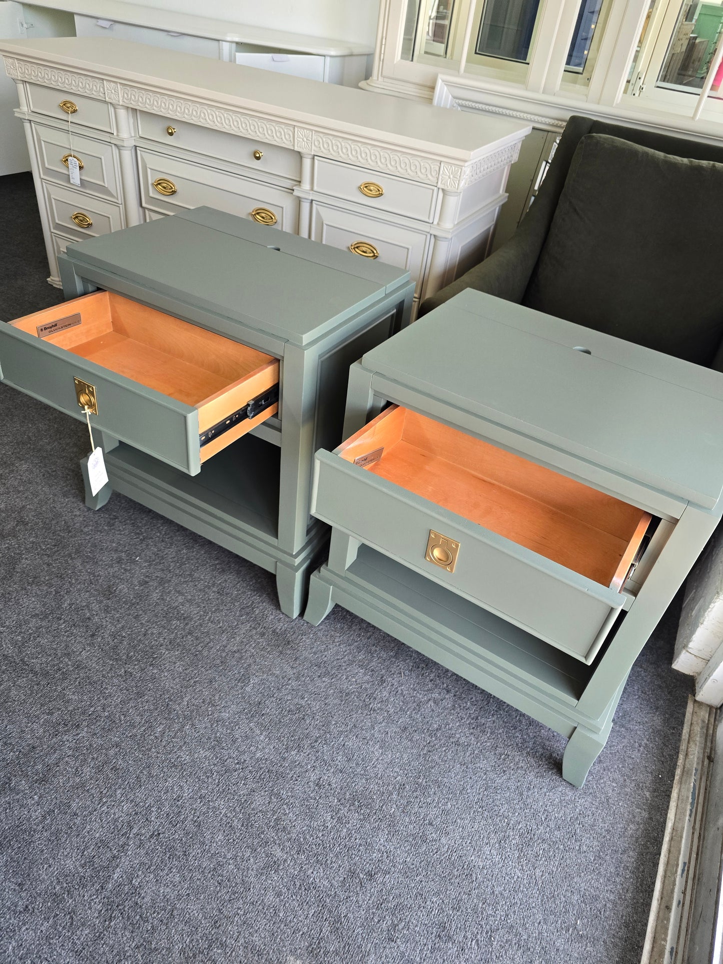 Broyhill green pair of nightstands