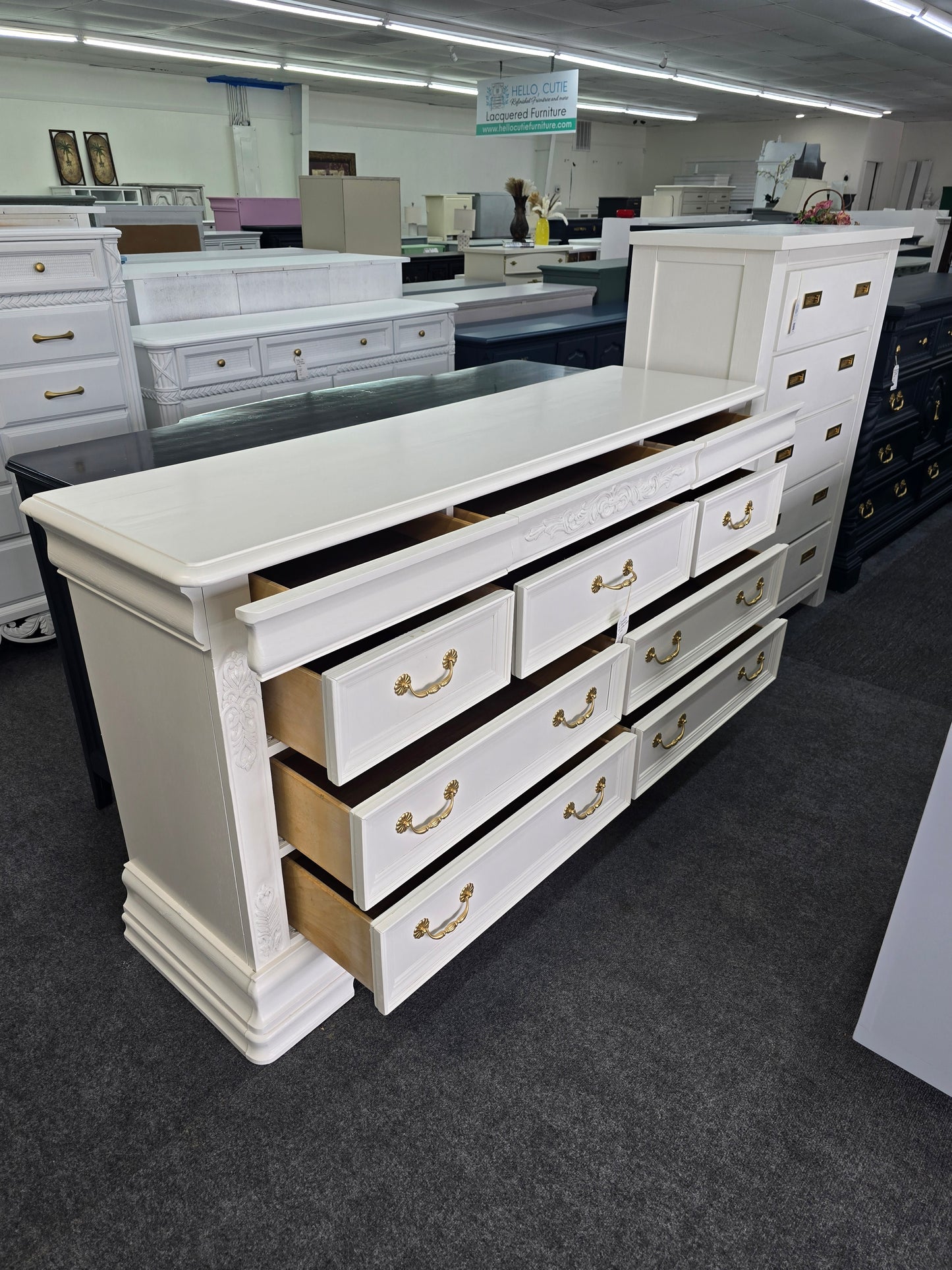 Lexington off white 10 drawers dresser