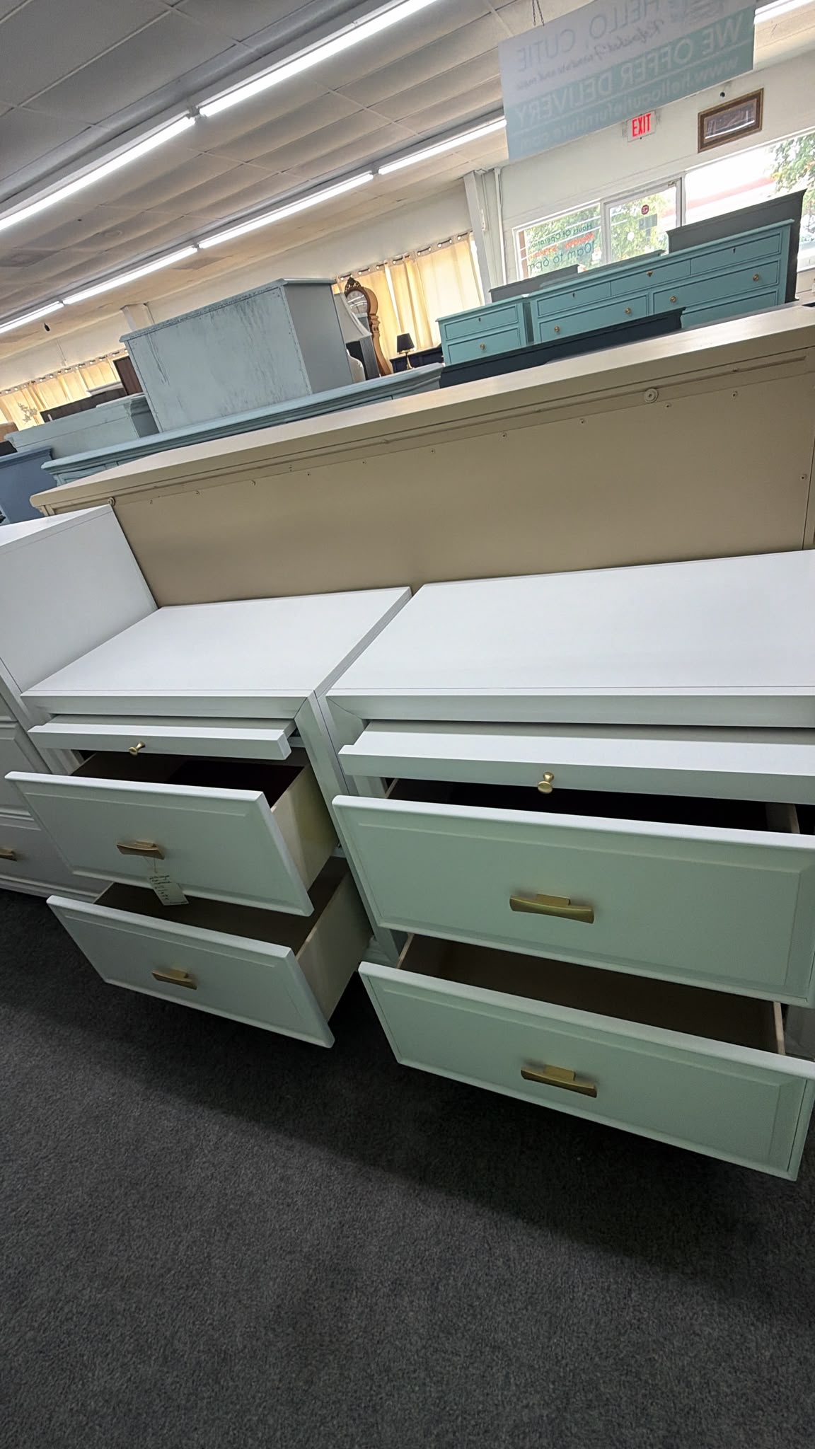 White lacquered pair of nightstands