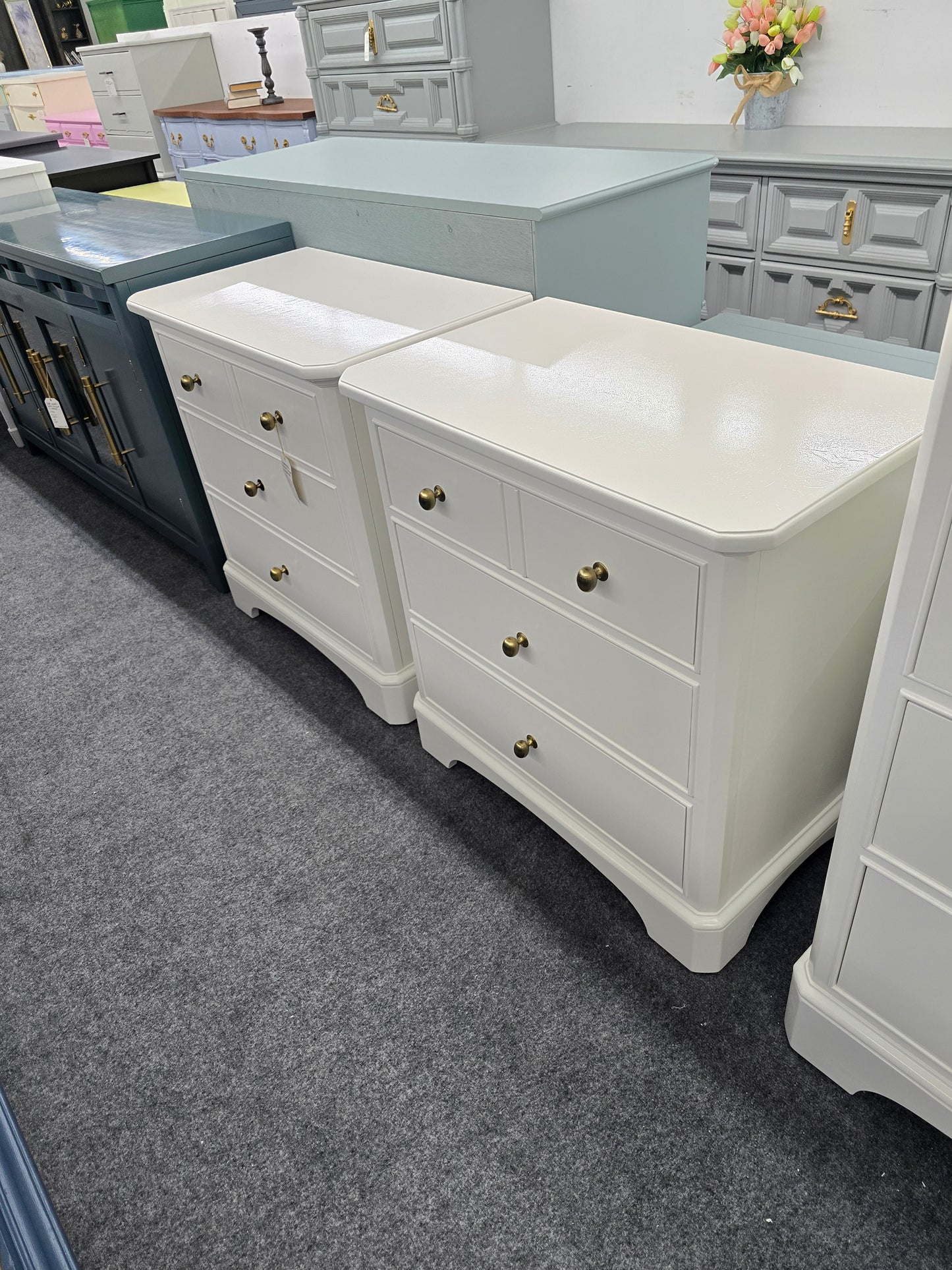 Thomasville  lacquered alabaster pair of nightstands
