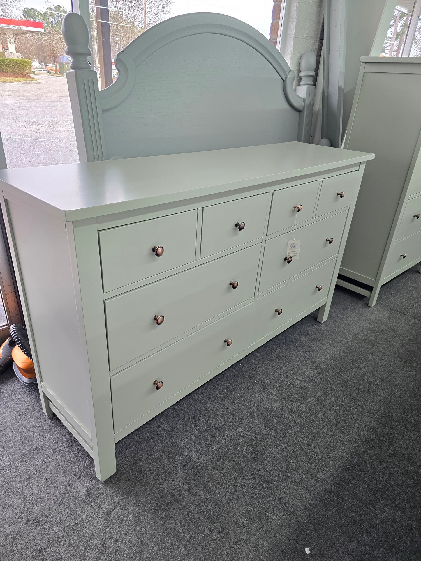 Green lacquered 8 drawers dresser