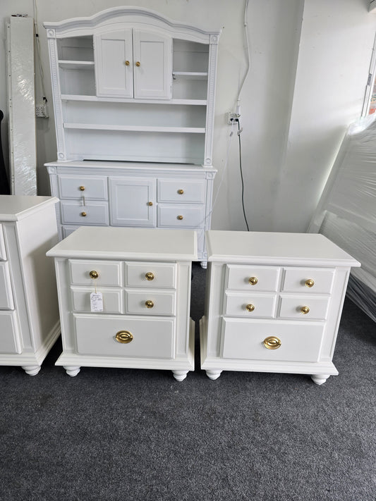 Broyhill off white pair of nightstands