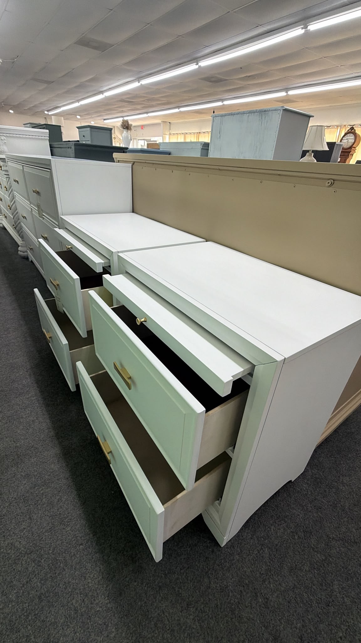 White lacquered pair of nightstands