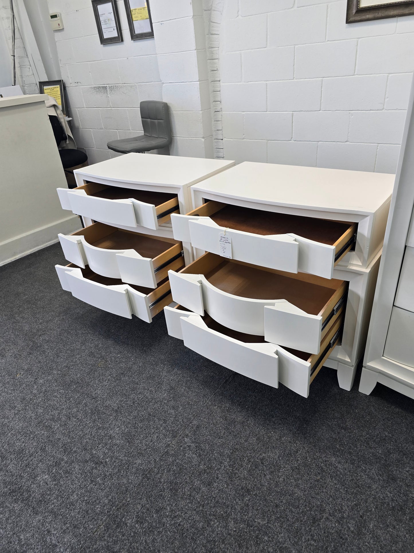 Havertys off white pair of nightstands