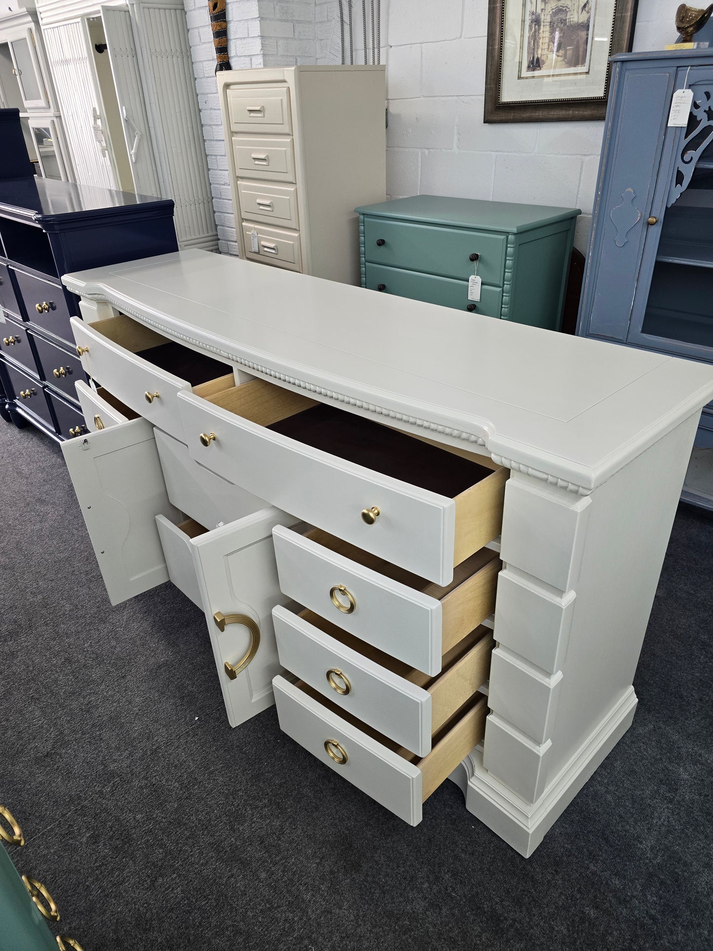 Off white lacquered 10 drawers gorgeous dresser