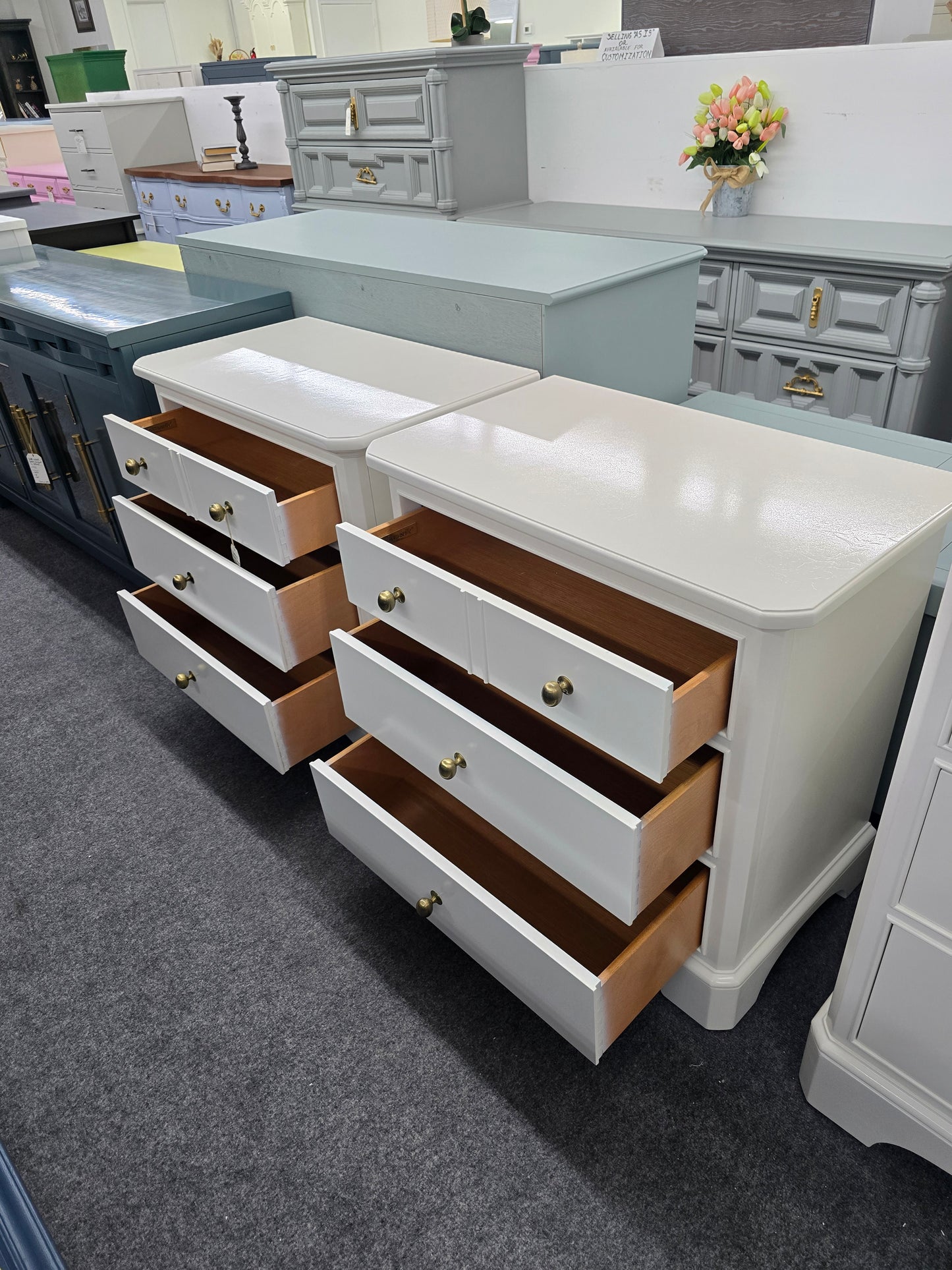 Thomasville  lacquered alabaster pair of nightstands