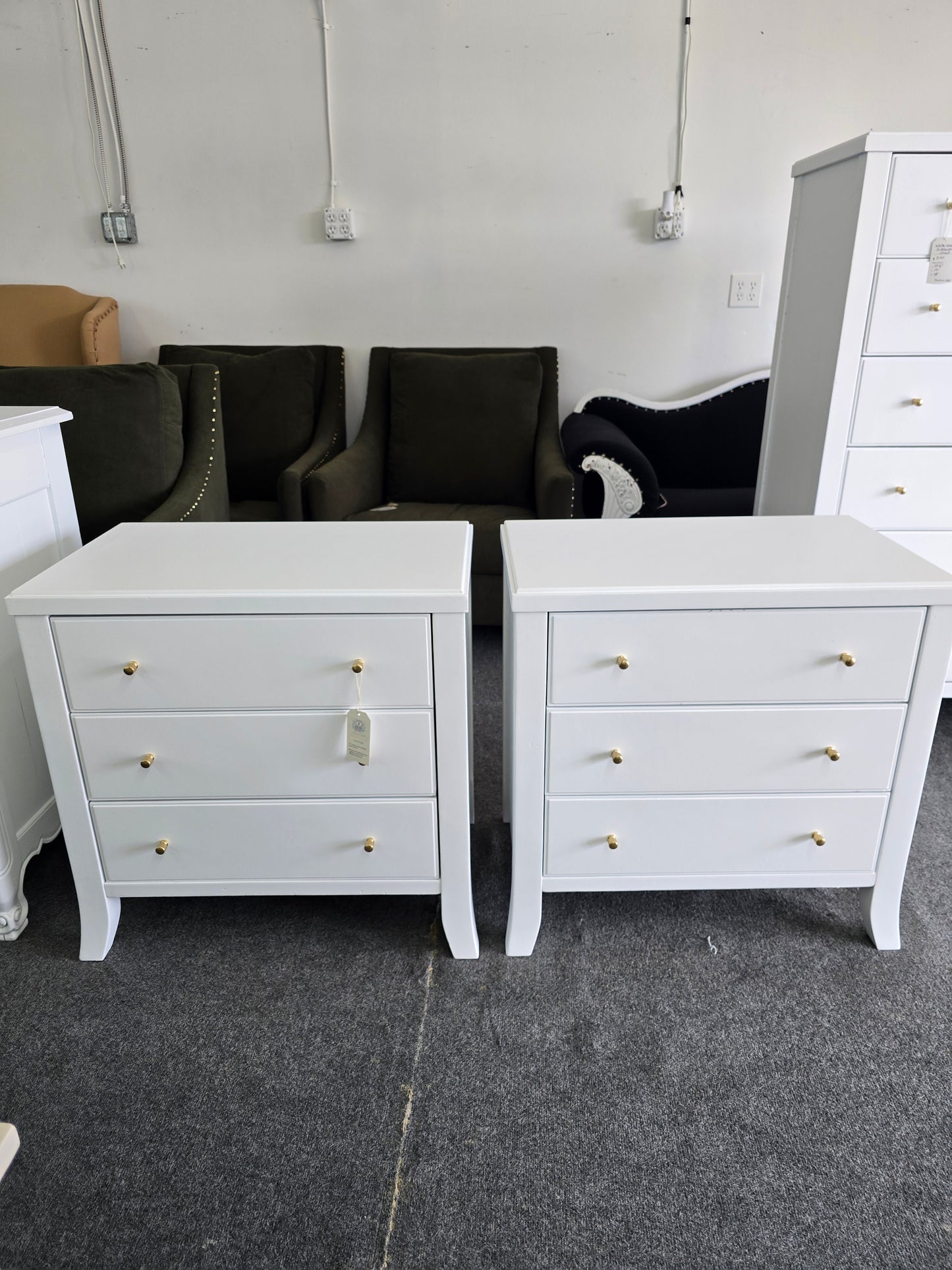 Super cute white lacquered pair of nightstands