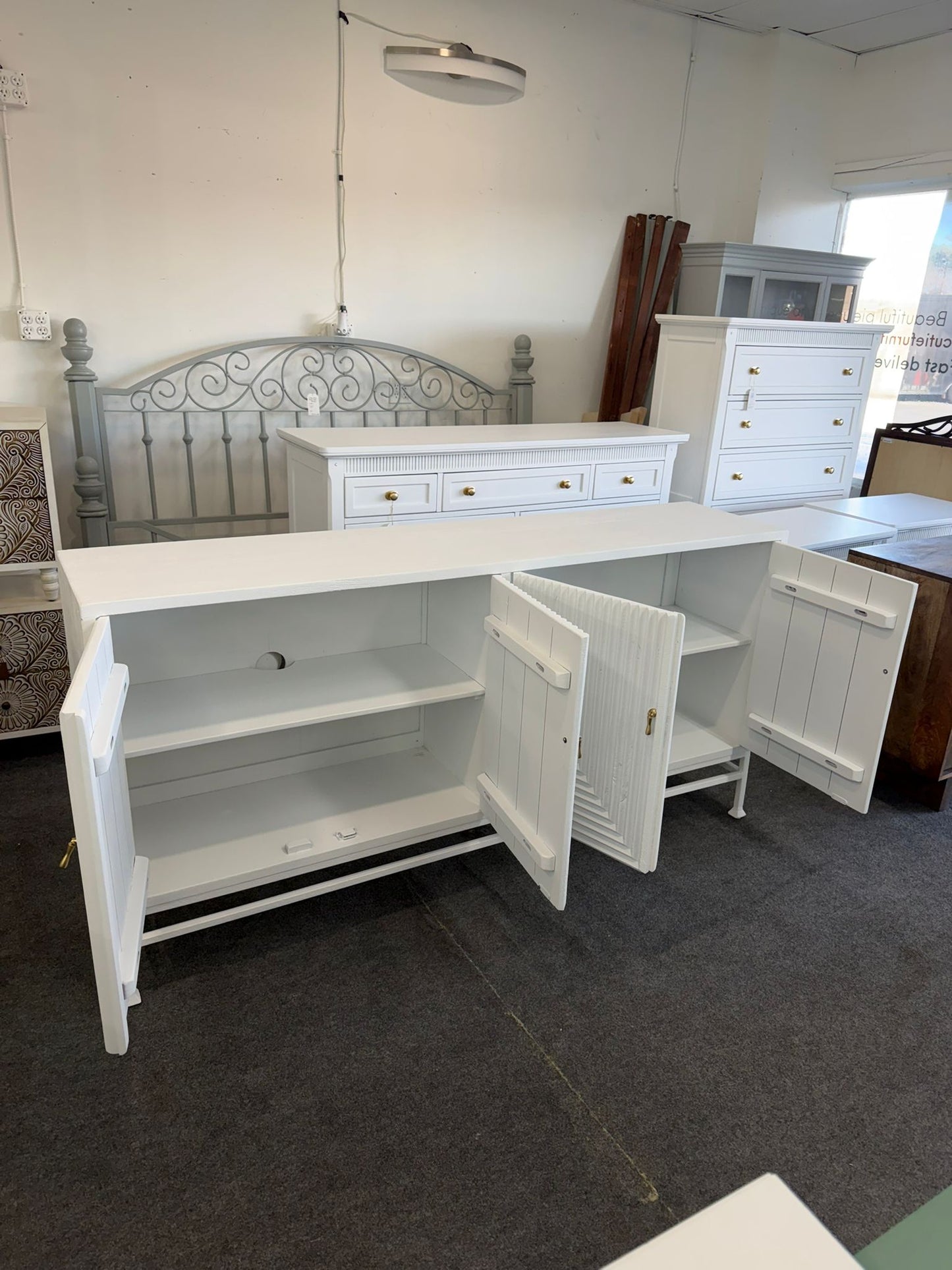 Gorgeous white lacquered 4 doors cabinet
