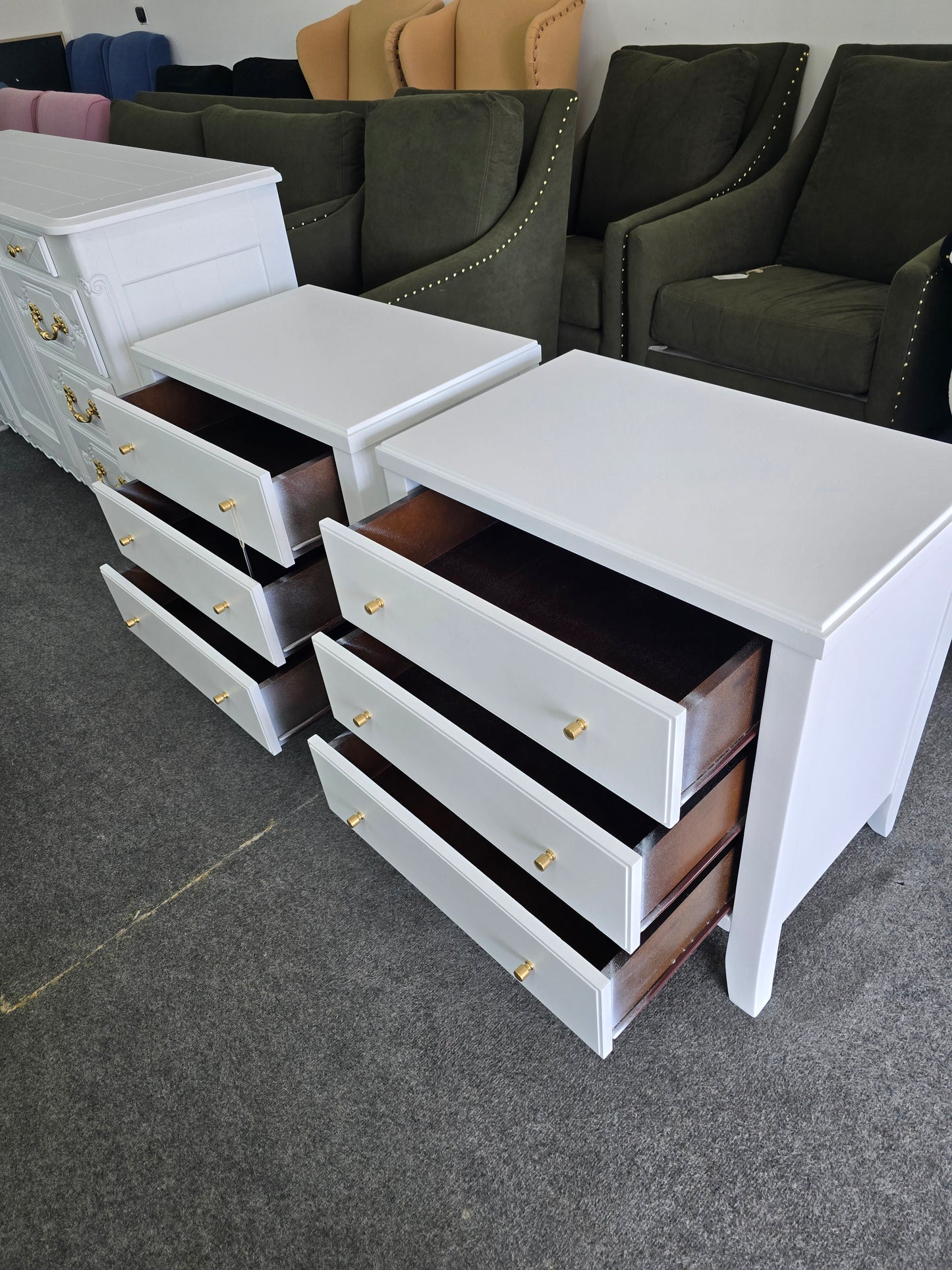 Super cute white lacquered pair of nightstands