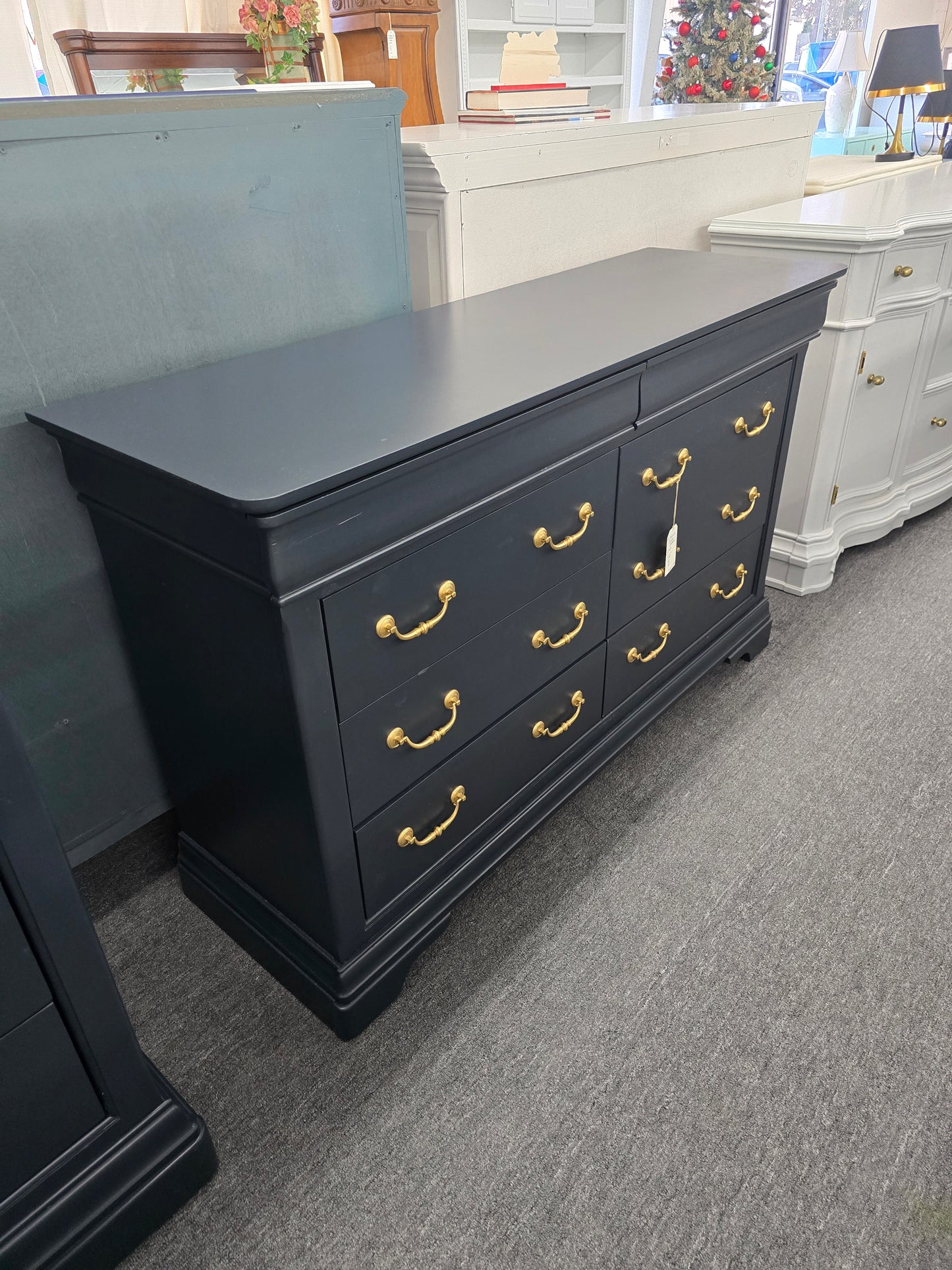 8 drawers black dresser