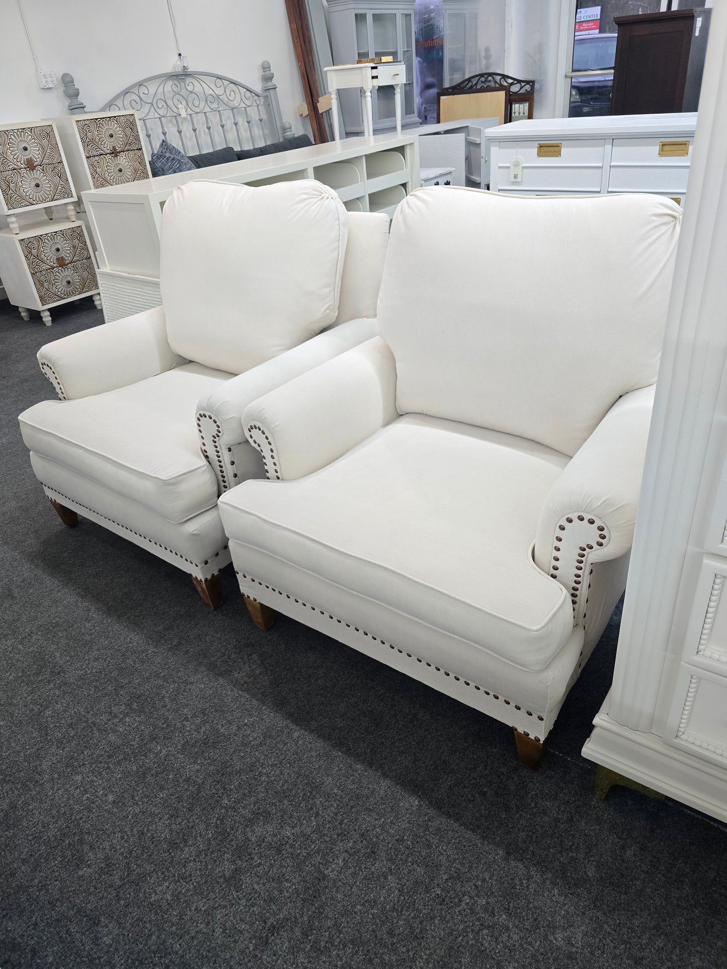 Set of 2 cozy off white re upholstered chairs